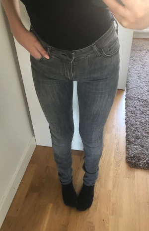 Gråa jeans  - Gråa jeans från Crocker med låg midja. Storlek: 26/34 Märke: Crocker, köpt från JC  Använd, men de är i fint skick. 