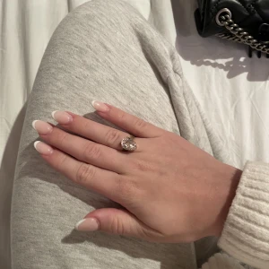 Caroline svedbom ring - Intressekoll på min fina Caroline svedbom. Fortfarande fint skick! Säljer för den ej kommer till användning längre. Pris kan diskuteras!
