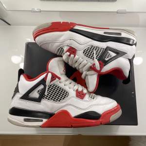 Jordan 4 Fire red ( GS) i strl 39. Bra skick men tecken på användning finns därav pris. Box och kvitto medföljer. Hör av dig för mer frågor, bilder m.m. Säljer för 1799 kr plus frakt. SÄNKER INTE, Är intresserad av byten