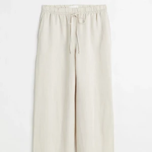 Linnebyxor  - Säljer mina fina Linnebyxor tidigare köpt från H&M då jag hittat ett par andra linnebyxor som jag vill köpa. Storlek S bär jag i byxorna men skulle säga folk som bär M även kan ha dom. Bra skick andvänd få gånger