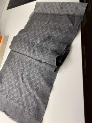 Äkta gucci halsduk  - Säljer min äkta gucci halsduk! 