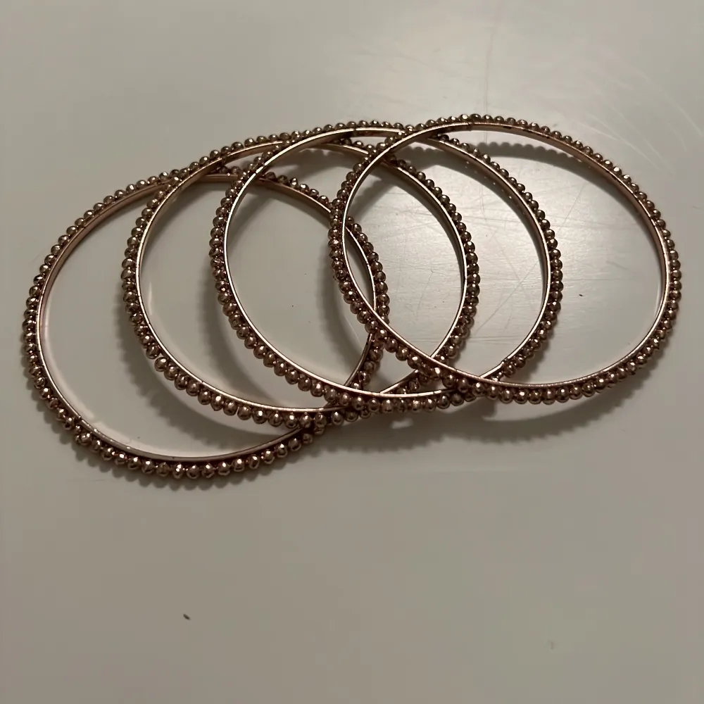 4 st armband i metall.  Glittrar fint! Ung 6 cm i diameter.  Finns på Hägerstensåsen i Hägersten. . Accessoarer.