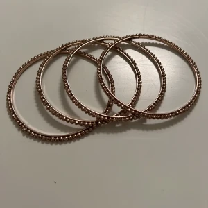 4 Armband i metall.  - 4 st armband i metall.  Glittrar fint! Ung 6 cm i diameter.  Finns på Hägerstensåsen i Hägersten. 