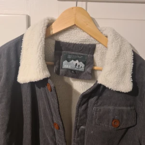 Manschesterjacka med pälsfodring - Klassisk manchesterjacka med pälsfodring, okänt märke storlek XL men skulle säga att den passar en M. i mycket gott skick.