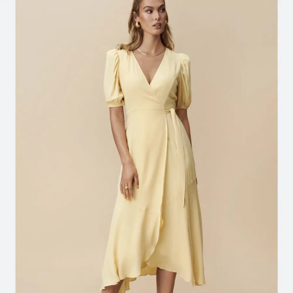 Säljer en superfin gul bordeaux wrap dress. Klänningen är oanvänd med lappar kvar. Tyvärr för liten för mig. Storlek 36. Hämtas i Vasastan, Stockholm.. Klänningar.