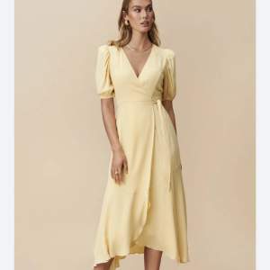 Säljer en superfin gul bordeaux wrap dress. Klänningen är oanvänd med lappar kvar. Tyvärr för liten för mig. Storlek 36. Hämtas i Vasastan, Stockholm.