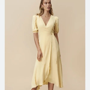 Adoore Bordeaux Wrap Dress - Säljer en superfin gul bordeaux wrap dress. Klänningen är oanvänd med lappar kvar. Tyvärr för liten för mig. Storlek 36. Hämtas i Vasastan, Stockholm.