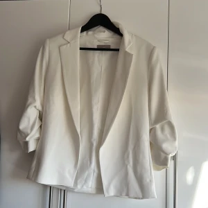 Blazer - Säljer en vit blazer från HM. Storlek 38. 80kr+ frakt!! 🤍