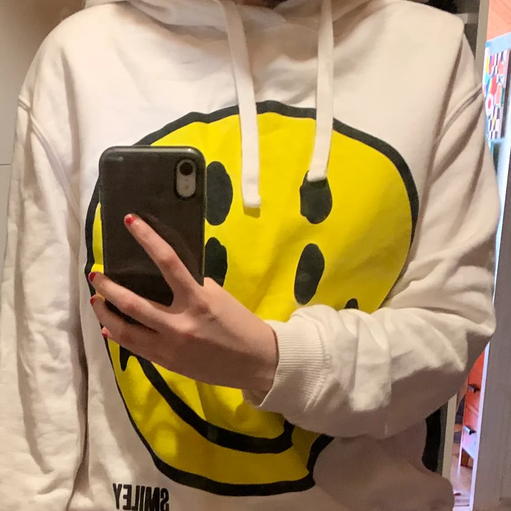 smiley hoodie från zara. Köpt på Plick för 150kr. Är som helt ny, inga defekter.. Hoodies.