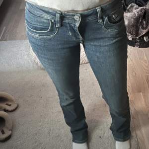Säljer dessa LTB jeans i modellen Valerie. Är 173 cm lång och dem är lite korta. Annars sitter dom bra och är väldigt snygga! Det är en liten uppklippt slits längst ner på båda sidor. Köpta för 750.