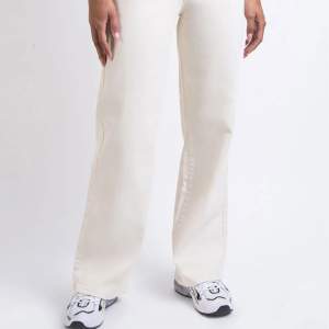 Naturvita jeans i storlek 32 från madlady💘Använda ett fåtal gånger. På hemsidan står det att de är vita, men skulle säga att de drar lite åt det beiga hållet. 