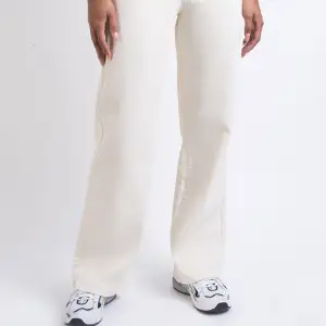 Naturvita jeans i storlek 32 från madlady💘Använda ett fåtal gånger. På hemsidan står det att de är vita, men skulle säga att de drar lite åt det beiga hållet. 