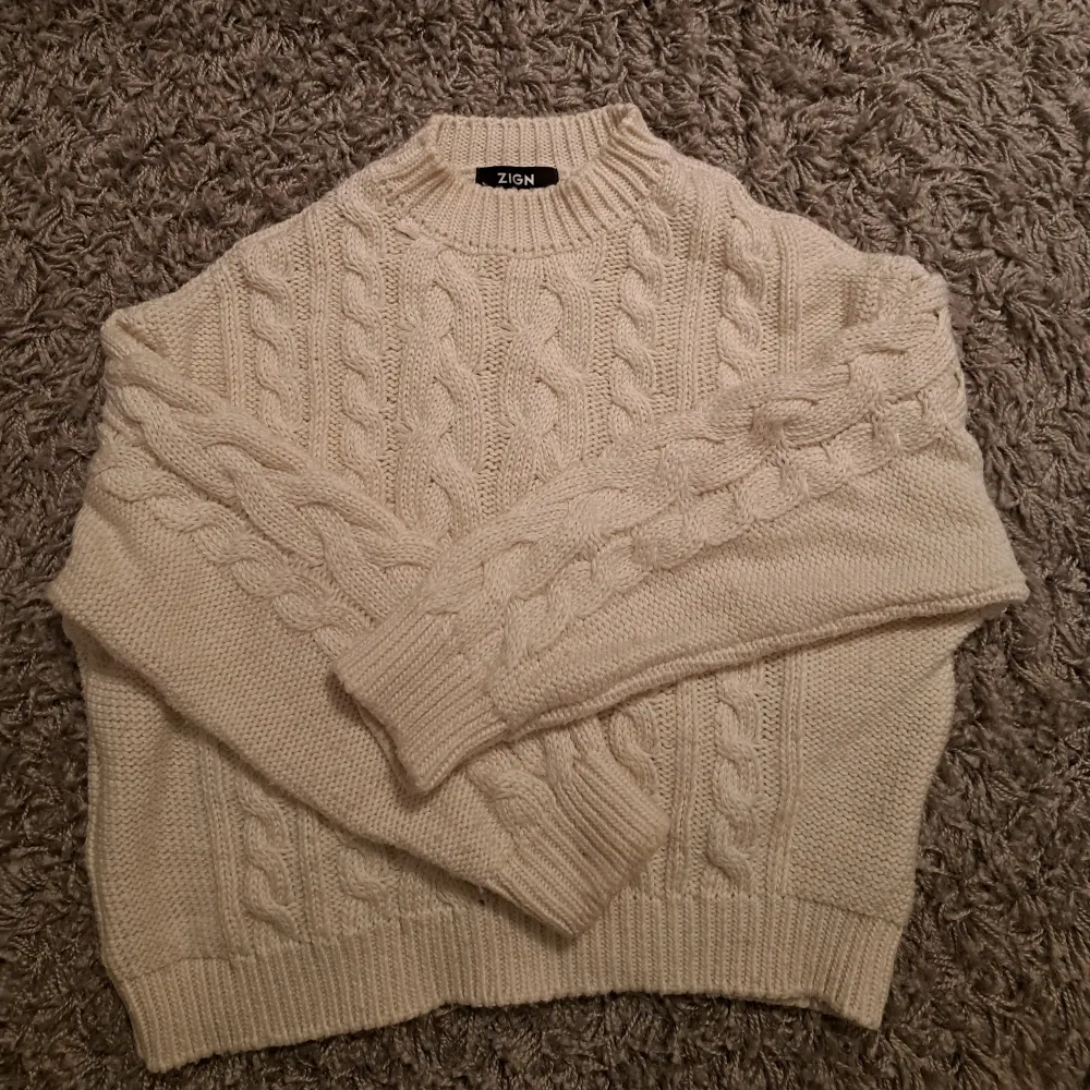 En kabelstickad tröja från Zalando som har använts flera gånger, men saknar skador/fläckar och är som ny. Säljer den nu för att den inte används längre. Jag brukar ha XS och den har en liten oversized passform på mig. Obs! Köpare står för frakten. Stickat.