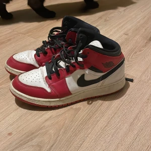 Jordan 1 mid chicago GS - Vet inte vad jag ska ha för pris riktigt skicka ett meddelande så kan vi komma fram till något Haft på mig ungefär ett år, skorna gått igenom väldigt mycket