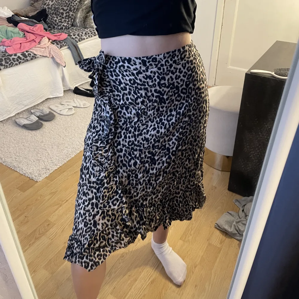 Leopard-kjol från Lindex i bra skick🫶🏻. Kjolar.