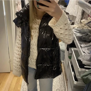 Jacka med avtagbara armar - Jacka från zara köpt förra vintern. Man kan ta av armarna så att den blir en väst