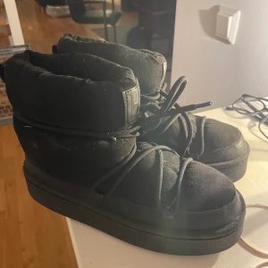 Skor - Superfina skor köpta för 599kr säljes nu för 400kr knappt använda. Hög sula perfekt för kallt väder.