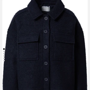 LeGer kappa - Säljer min skitsnygga LeGer kappa i mörkblå som jag köpte förrra våren🌸Dem små vita plupparna är från en halsduk men enkelt att få bort! Inga defekter på den heller.