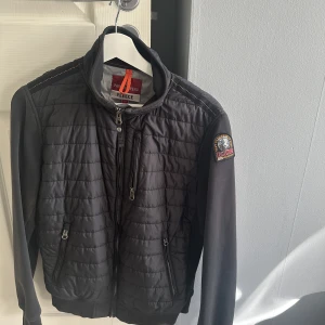 Parajumper cardigan  - Säljer min parajumper cardigan i stolek s . Tyvärr är den solblekt. 