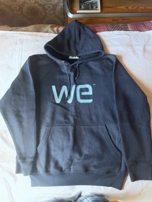 we/jr hoodie - säljer då det inte är min stil💕 den har en liten knut på ena snöret☺️