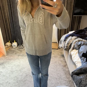 Luvtröja  - Väldigt fin tröja ifrån Gap.  Använt men fint skick. Stl M, jag har stl Xs i vanliga fall för preferens.