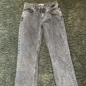 Low waist jeans - Jättefina gråsvarta lågmidjade jeans med raka ben! Köpta från NA-KD och är i fint skick, de passar bara inte mig så bra längre tyvärr. De är mer svarta i verkligheten än vad man ser på bilden. 