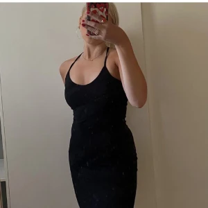 Svart klänning  - Väldigt skön svart ”spagetti” klänning med en snygg ditalj i ryggen! Går att både klä upp och klä ner! Jag har två stycken därav säljer jag en. Den är helt ny och endast provad! Den går lite över knäna på mig men går att dra upp💕