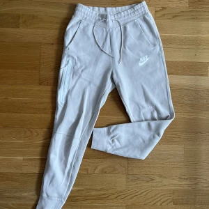 Nike Set  - Beiget Nike Tech Set  Tröja  Byxa 