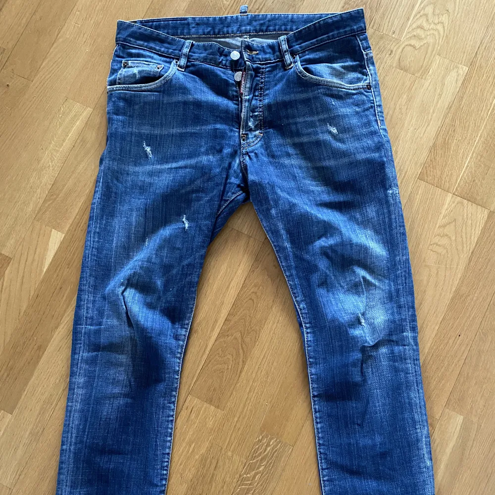 Fräscha Dsquared2 jeans med snygg tvätt och lätt slitningsdesign. Jeans & Byxor.