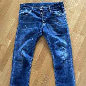 Fräscha Dsquared2 jeans med snygg tvätt och lätt slitningsdesign