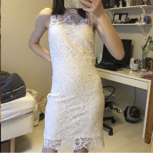 Vit klänning  - Vit klänning som passar perfekt till studenten!! Använd 1 gång 