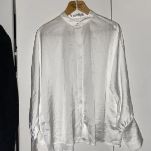 Satin blus  - Super fin oanvänd satin blus med dolda knappar 