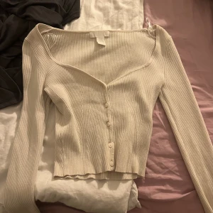 Topp - långärmad beige topp från HM, knappt använd. 