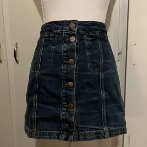 Jeans kjol - Oklart vilken storlek det är hehe men passar bäst S/M