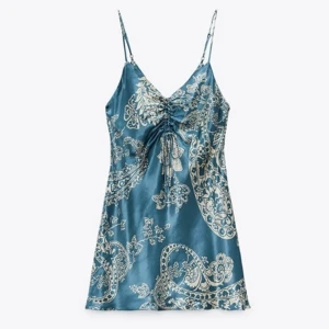 Zara klänning  - Säljer min superfina klänning ifrån zara💕 endast använd 1 gång så den är i nyskick