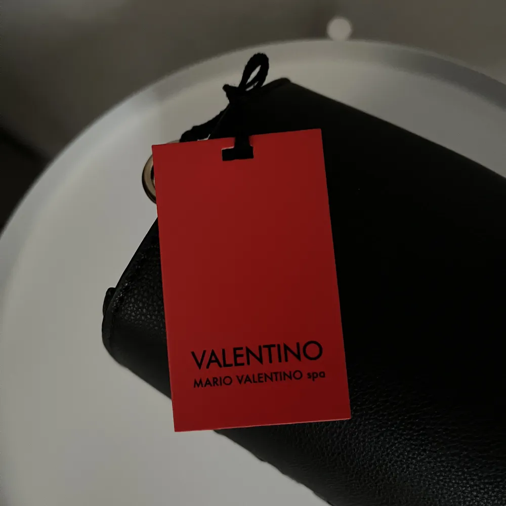 Helt oanvänd axelremsväska från Valentino. Superfin och kan användas både till vardags och speciella tillfällen. Tyvärr har väskan inte kommit till användning och därav säljer jag den.❤️Köpt för 1500kr på Zalando men säljer nu för 800kr + frakt😍. Väskor.