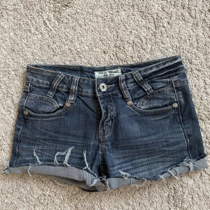 Lågmidjade jeansshorts - Perfekta jeansshortsen som är lågmidjade med snygga detaljer på fickorna🫶🏻Säljer då de är för små för mig, hör av er för bilder med måtten, HAR INGA BILDER PÅ FÖR ATT DE ÄR FÖR SMÅ💕