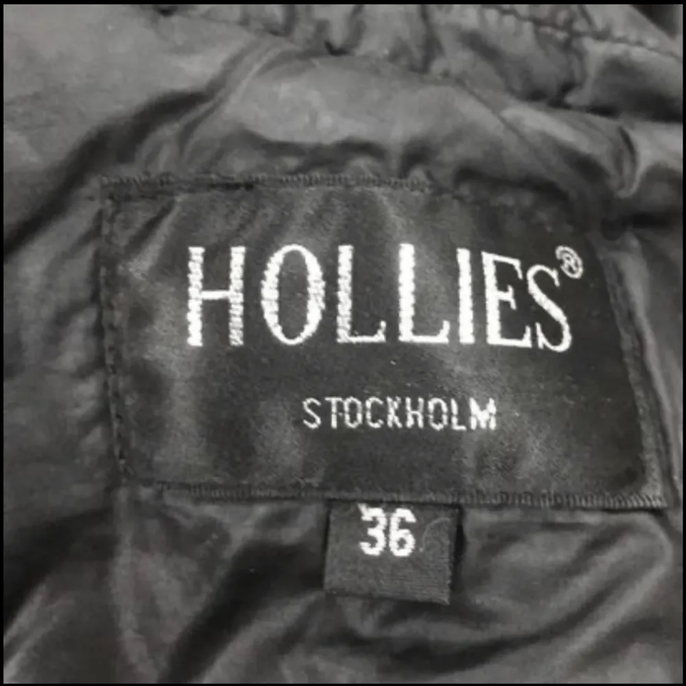 Säljer min Hollies jacka med stor äkta päls. Håller värmen superbra. Nästan aldrig använd.. Jackor.
