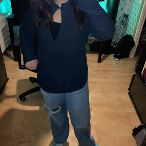 Blå blus - Säljer den här blå blusen för att den är för stor på mig, den är knappast använd och har inga som helst skador, den har en knapp vid halsen och två vid ärmarna💖 tryck på köp nu knappen vid köp💕💗