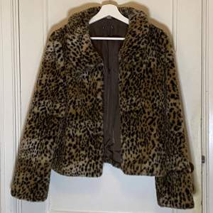 Leopard jacka i päls från H&M. Använd med i gott skick! 