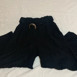 Svarta linnebyxor från New Look, 36 - Svarta linnebyxor från New Look i storlek 36, kommer med tillhörande skärp. Endast använda 1 gång!