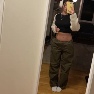 MILITÄRGRÖNA PARACHUTE BYXOR - Hejsann! Säljer nu dessa nya supersnygga parachute byxorna med lappen kvar! Säljes då jag impulsköpte och nu i efterhand hellre köper en annan färg🤭Storlek 34 (min normala byxstorlek) men har resårband i midjan o längst ner så kan skjusteras🫶🏼Nypris 500💖