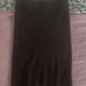 Svart kjol storlek M - Säljer nu min kjol som jag inte använt alls och bara ligger i min garderob och tar plats. ☺️