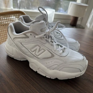 *NYA* New balance WX452 - Helt nya new balance sneakers. Dom är vita med beigea detaljer. Har använt dom en gång men de är tyvärr för små för mig så de är som nya! Köpta på nelly för 999kr, säljer för 750kr eller högst budande. 