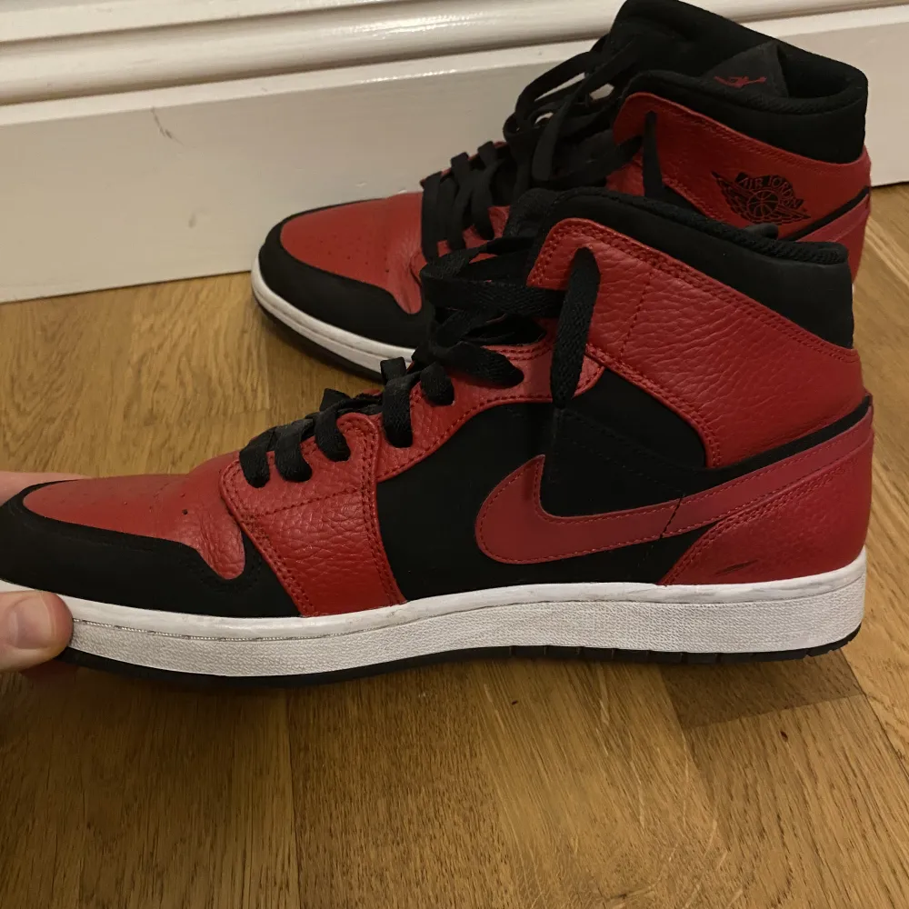 Jordan 1 reverse bred stl 45 Använda men i mycket gott skick Finns tyvärr ingen låda, men replacement box går att ordna!. Kengät.