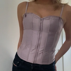 Korsett - Rosa glansig korsett från HM i storlek 36 💓knäpps fram med dragkedjan så inga jobbiga spännen🌟 pris är exklusive frakt 