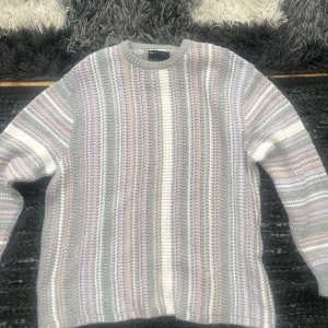 Stickad sweater - Fett fin jao men ba använt 3 gånger innan jag glömde bort den lol. I storlek small men ganska stor i storleken
