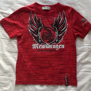 baby tee - supercool tröja, min favorit men har blivigt för liten :( Baby tee