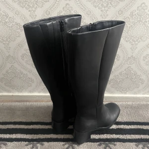 klackskor - säljer dessa klackskor som tyvärr är för små för mig. de är slutsålda ifrån din sko köpta för 850. pris kan diskuteras💕