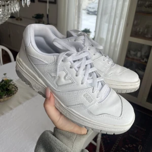 New Balance 550’s - New balance 550s!! Använda fåtal gånger så fint skick!! Köptes för 1650 kr🫶🏼